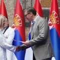 Vučić uručio ugovore o radu najboljim diplomcima medicinskih fakulteta i škola