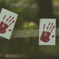 Protest ispred zgrade jednog od aktivista SNS koji su pretukli studentkinju u Novom Sadu