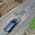 Drama na putu Kamera snimila jeziv trenutak propadanja automobila u džinovsku rupu koja se otvorila u sekundi - prizor je…