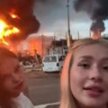 Lepa ruskinja se snima dok iza nje bukti požar: Ukrajinski dron pogodio skladište nafte, neverovatni prizori iz Rusije (video)…