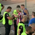 Navijač u crveno-belom dresu upao među ultrase Leha i sve šokirao na Marakani