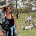 Dejan Dragojević sa devojkom otputovao u Keniju: Oglasio se iz Afrike! Grli Jovanu i ljubi je u glavu, a oko njih zebre