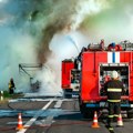 Zapalio se kamion koji prevozi Tesle - požar progutao gotovo sva vozila na prikolici VIDEO