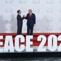Трамп и Макрон у жестоком окршају: Читач усана открио оштре речи ФОТО/ВИДЕО