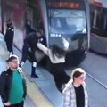 Devojka spasena u poslednji čas od udara tramvaja Sve zabeležila nadzorna kamera, poslat važan apel! (uznemirujući video)