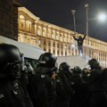 Бугари изашли на улице; На протесту и велики плишани медвед