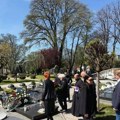 Породица одржала помен Тозовцу: Дошла и певачева унука, удовица у црнини: Бол не пролази, али понос расте из дана у дан