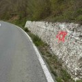 Još jedna u nizu provokacija Srba na KiM: Osvanuli novi UČK grafiti na putu ka jezeru Gazovde