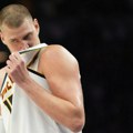 (VIDEO) Jokić isključen, pretrčao pola terena da se obračuna sa protivnikom – Denver pred eliminacijom