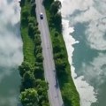 Nestvarni prizori iz Kine privlače hiljade posetilaca: Automobili kao da lebde (video)