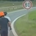 Horor snimak sa auto-puta: Dva dečaka na jednom trotinetu vozila između Inđije i Pazove - sekunde ih delile od tragedije…
