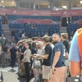 Jokićmanija u Areni: Navijači u Nikolinim dresovima i majicama, svi ga čekaju za autogram i potpis
