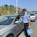 Lep gest policije na granici: Ljudi satima čekaju u kolima po vrućini, oni ih iznenadili sa malo pažnje i saveta