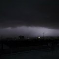 Zastrašujući snimci apokalipse u Beogradu! Crni oblaci progutali grad, vetar divlja, kiša pljušti, gromovi tuku, leti sve…