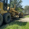Grebanim asfaltom pošljunčavaju puteve: Plandište rešava problem seoskih ulica