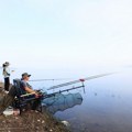 Takmičenje u pecanju na plovak na jezeru Gruža