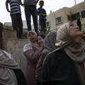 "Немамо где да побегнемо, обавија нас тама": Палестинци заробљени у опкољеној енклави, стрепе од онога што следи: Живот у…