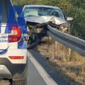 Ograda prošla kroz čitav auto: Jeziva saobraćajna nezgoda kod Mrčajevaca, putnički automobil sleteo sa magistrale…