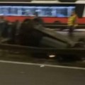 Auto na krovu, ograda uništena! Haos na Bubanj potoku: Teška saobraćajna nesreća na auto-putu kraj Beograda! (video)
