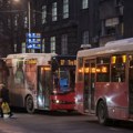 Sela u bus i izvadila transparent Zbog poruke na njemu Beograđani se valjaju od smeha! (video)