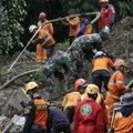 Najmanje 10 osoba poginulo, 10 nestalo u poplavama i klizištima u Indoneziji