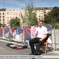 Pozlilo mladiću koji štrajkuje glađu ispred Skupštine Srbije