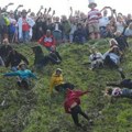 Padali jedni preko drugih: Održana godišnja trka za kotrljajućim sirom u Engleskoj (foto, video)