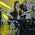 Alen Islamović u invalidskim kolicima: Pevač operisan, a sad se oglasio nakon nastupa u Tivtu: "Nisam hteo to da propustim"