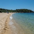 "Na šta ovo: Liči?" Grk uslikao plažu u Neos Marmarasu pa zbog prizora potkačio balkanske turiste: "Što dalje od ovakvih…