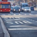 Vozač autobusa napravio haos: Zakačio banderu, slomio semafor, pa izbacio sve putnike