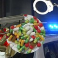 Zaplena narkotika u Zrenjaninu Pretresom stana i drugih prostorija muškarca iz okoline Novog Bečeja zaplenjeno tri paketa…