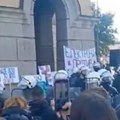 VIDEO Studenti blokirali sud u Nišu zbog novosadskih aktivista: Jedna osoba privedena