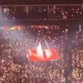 „Stanite, stanite!“ Bijonse zamalo ispala iz visećeg automobila, koncert prekinut (VIDEO)