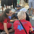 Simuliranje povreda na kružnom toku na protestu u Nišu, pa pešice na koncert Seke Aleksić