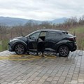 Gastarbajter došao na groblje u Čačku sa skupocenom mašinom, otvorio gepek, pa potezom ostavio sugrađane bez reči: "Vozi besan…