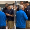 "Razredni dok vodi matursku ekskurziju" Hit snimak naših košarkaša sa aerodroma - Sa Karijem u redu za kafu, komentari pljušte…
