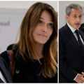 Karla Bruni u crnom i bez šminke! Njenom mužu pet godina zatvora, a ona u kaputu pokušala da izgleda skrušeno… da li je jedan…