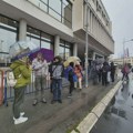 Protest zborova građana ispred skupštine Novog Sada zbog neraspisivanja izbora za savete mesnih zajednica