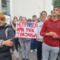 FOTO, VIDEO: U dvorištu Doma učenika organizovan protest zbog otpuštanja vaspitačica