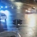 Ovo je snimak teške nesreće na Novom Beogradu: Vozač "audija" prolazi na crveno, ogromnom brzinom se zakucava u automobil u…