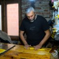 Slobodan iz Čačka ručno pravi sveće od čistog pčelinjeg voska, zanat izučio u manastiru