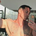 Skinuo se bivši muž Marije Mikić. Svi mu se smejali zbog fotošopiranog struka, a sada pokazao mišiće i kako zaista izgleda…