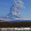 (Foto, video) Panika u Rusiji: Eksplozije tokom erupcije vulkana podigle pepeo na visinu od 11,5 kilometara, ugrožen vazdušni…