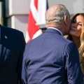 (Foto) Šok u Beloj kući! Melanija pala Čarlsu u zagrljaj, usledio i velikodušan poljubac, a evo kako se pozdravila sa Kamilom…