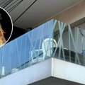 "Saberi se, ženo, više": Ana Nikolić sedi nasred ulice, snima se i podiže haljinu (foto)
