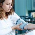 Krvni pritisak se menja tokom menstruacije: Od skoka na početku ciklusa do nesvestice zbog obilnog krvarenja