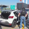 Drama na putu kod Sremske Mitrovice: Policija izvukla vozača napolje i bacila ga na pod (video)