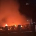 Masivni požar u Vršcu! Odjekuju manje detonacije, urušio se objekat