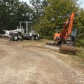 Novi put za 30 domaćinstava i školarce: U Kutlovcu kod Priboja počela rekonstrukcija 1,3 kilometra saobraćajnice