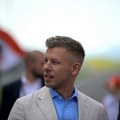 Voda ili špricer i jaje: dva puta gađali Petera Mađara tokom govora